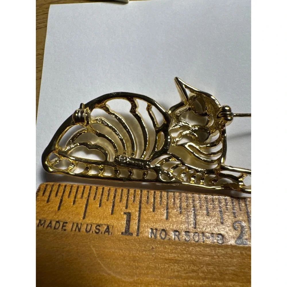 VTG Danecraft Gold Tone Openwork Reclining Cat Brooch Pin Whimsie Feline Jewelry